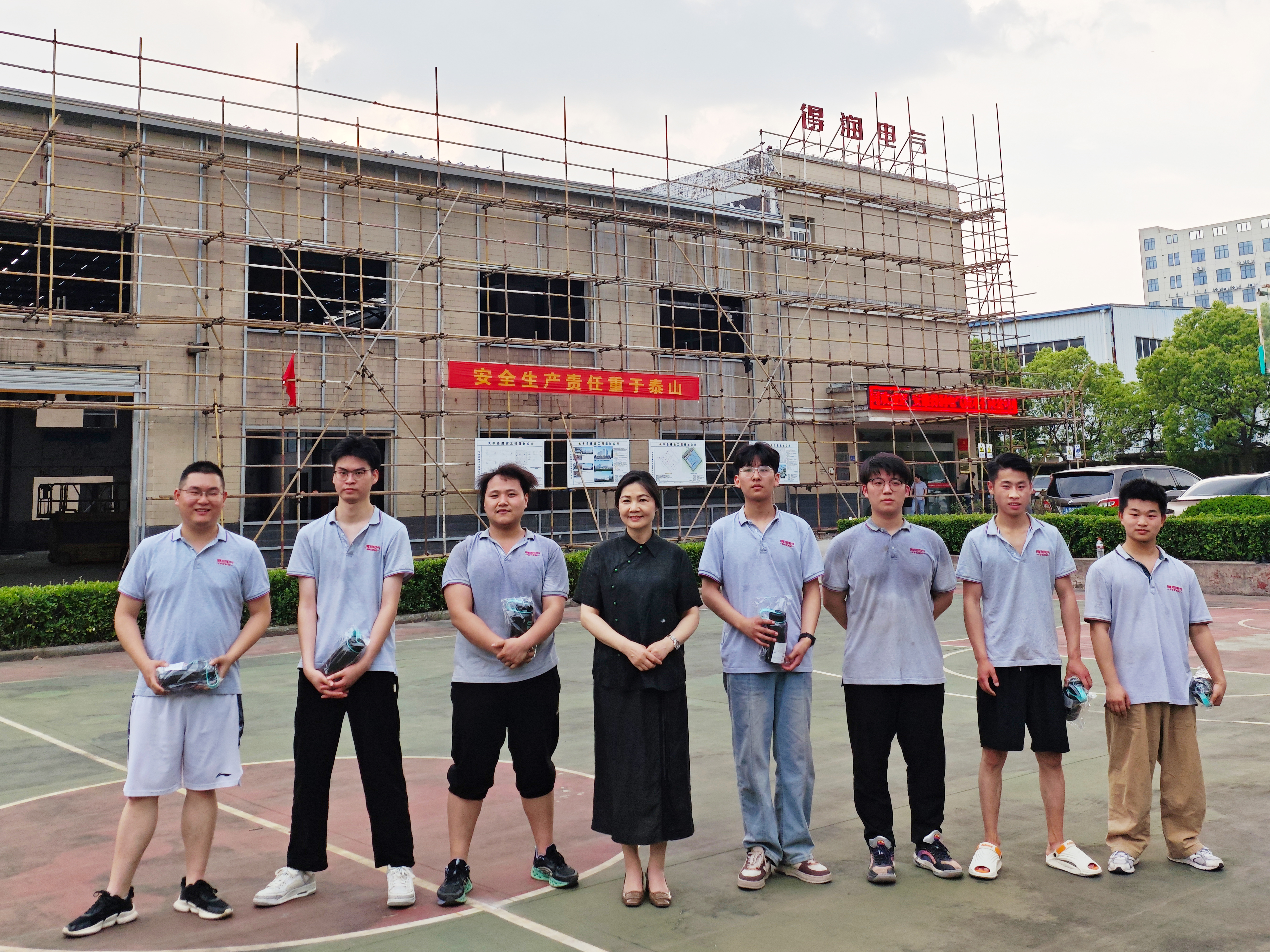 得潤電氣劉總頒獎