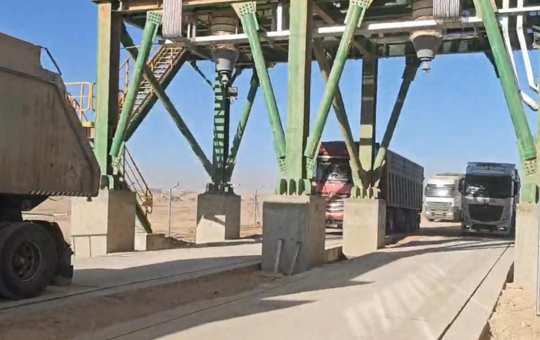 一輛輛排隊等候的運輸車成為最直觀的成績單