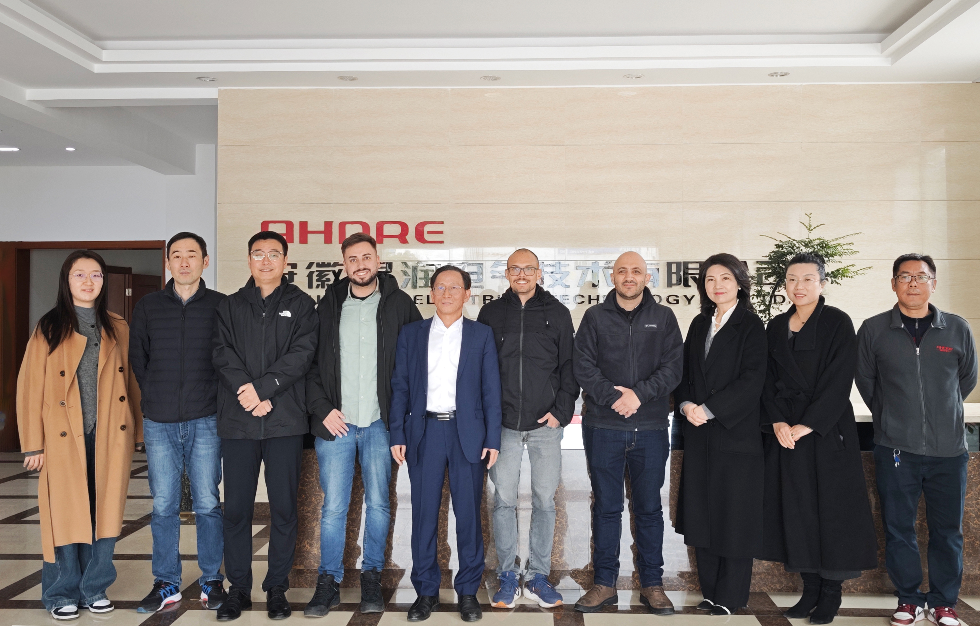 巴西Votorantim Cimentos公司高級代表團(tuán)與得潤電氣負(fù)責(zé)人合影