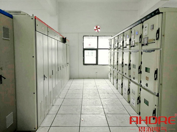 項目現場高低壓配電柜實物圖.jpg 項目現場高低壓配電柜實物圖.jpg