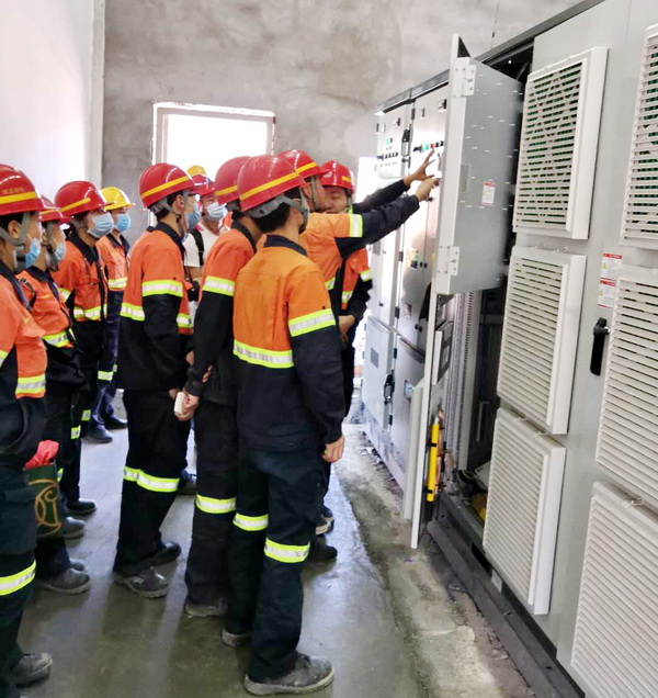 現(xiàn)場講解旁路柜的使用操作.jpg 現(xiàn)場講解旁路柜的使用操作.jpg