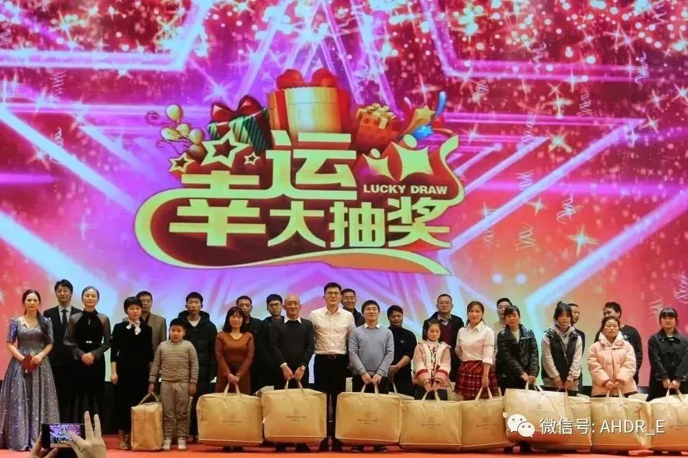 副總經(jīng)理董康、營銷副總監(jiān)洪海燕、財務(wù)總監(jiān)謝道樹及總經(jīng)理助理張春蘭頒發(fā)三等獎