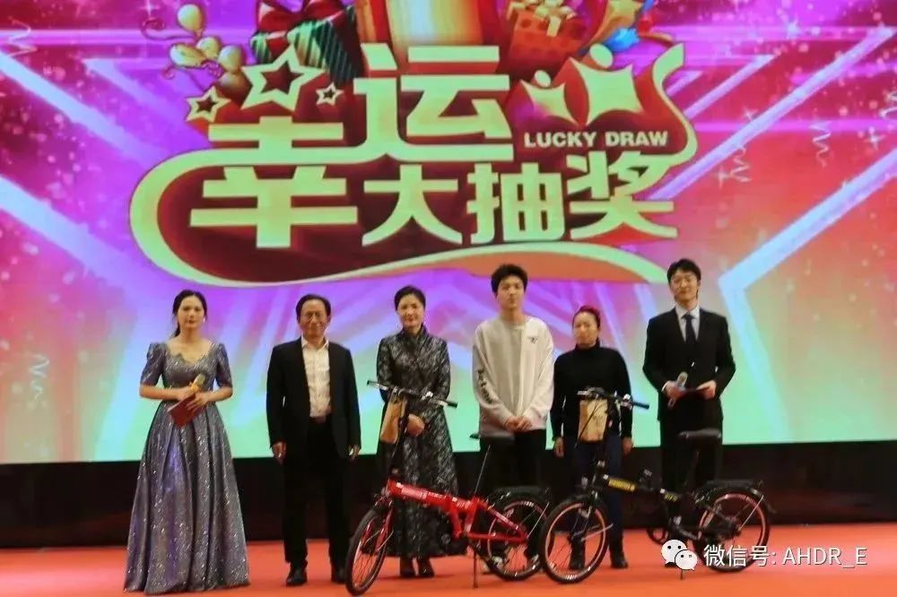 董事長王青、總經(jīng)理劉琴芳頒發(fā)一等獎