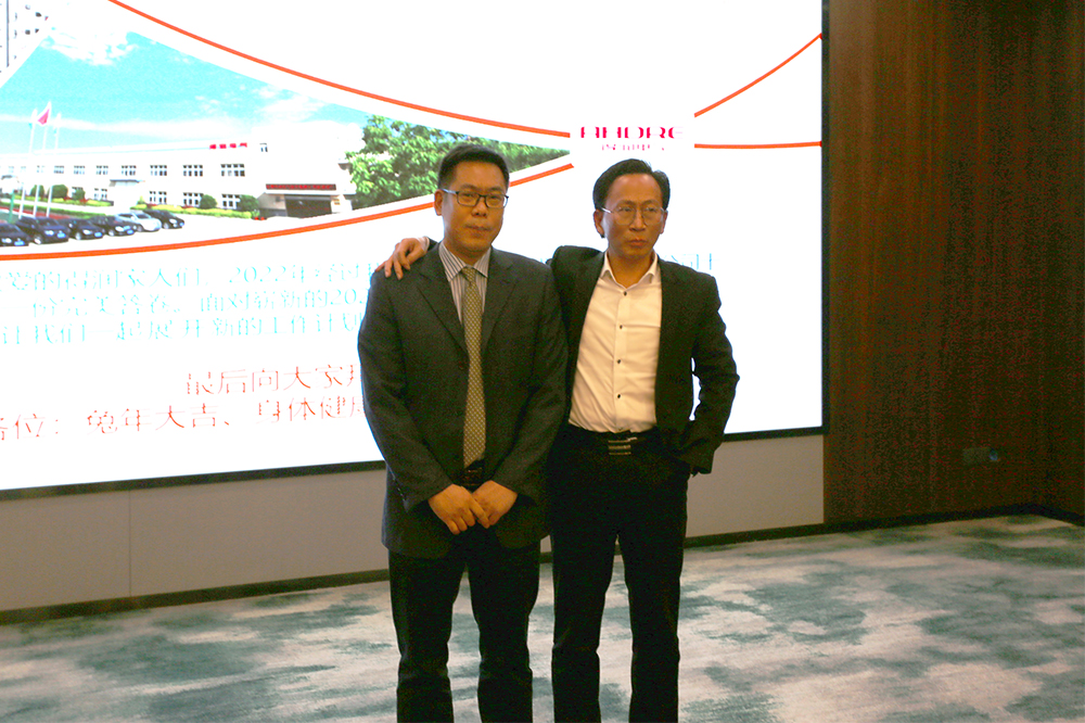 董事長(zhǎng)王青和執(zhí)行總裁王愛(ài)春合影 董事長(zhǎng)王青和執(zhí)行總裁王愛(ài)春合影