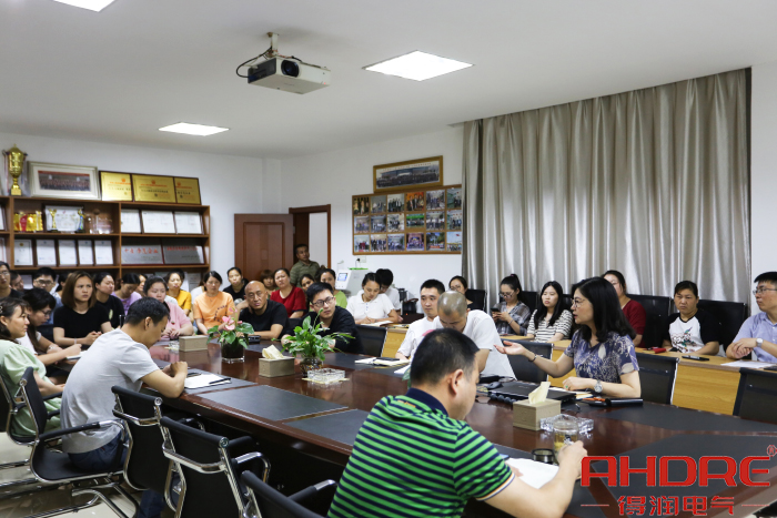 劉總發(fā)表講話.jpg 劉總發(fā)表講話.jpg