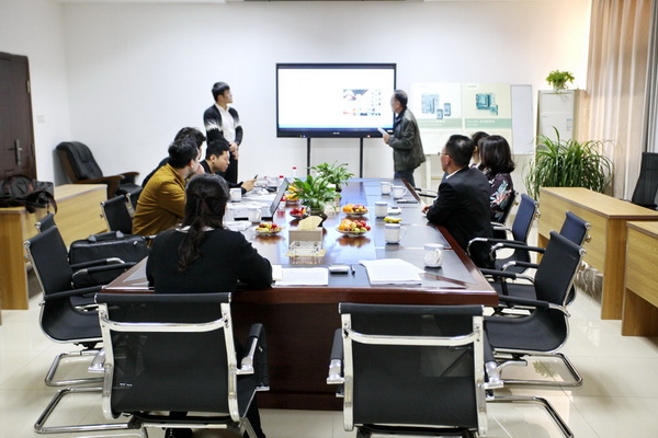 雙方進(jìn)行會(huì)議交談 雙方進(jìn)行會(huì)議交談