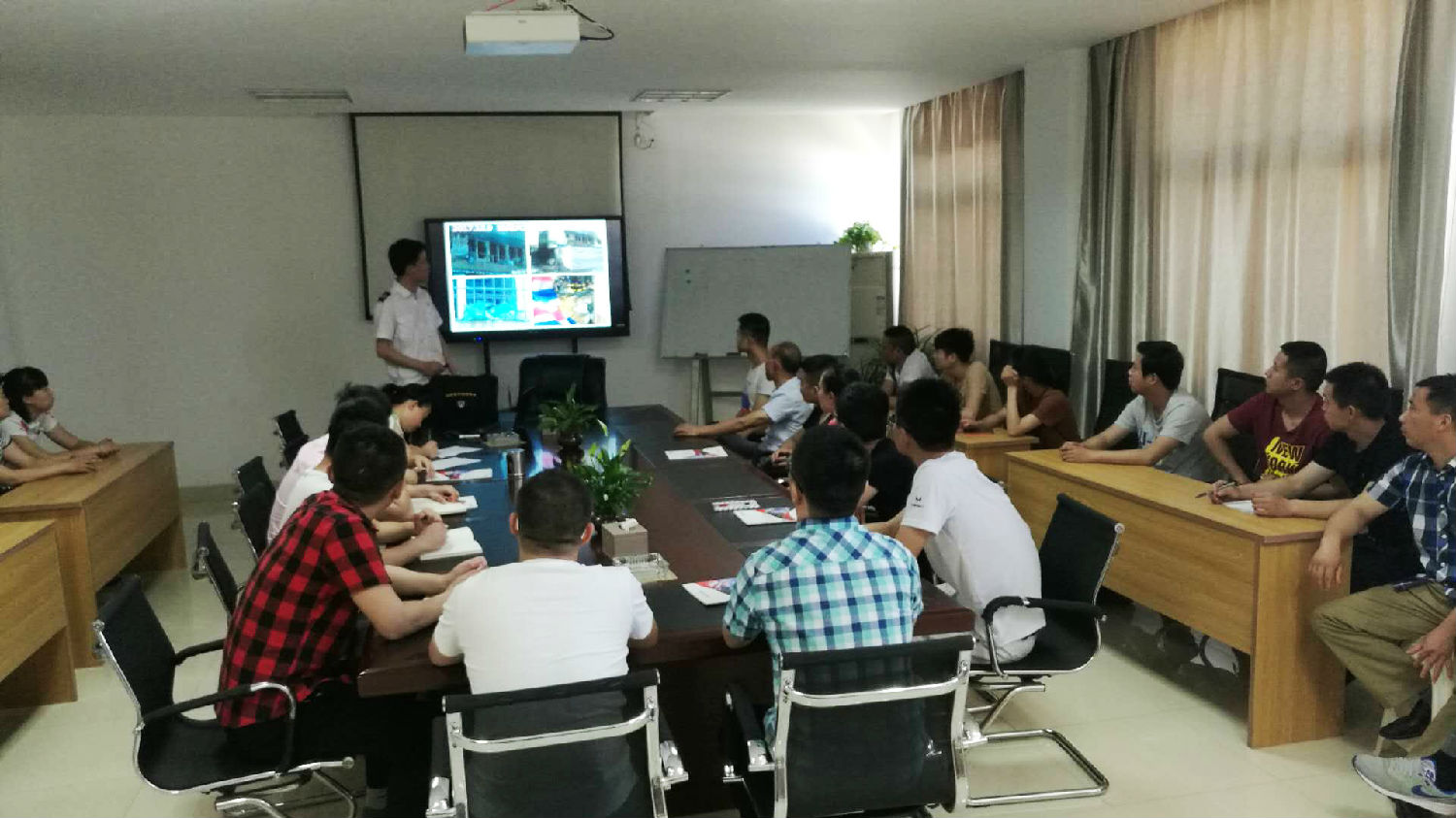 安徽得潤(rùn)電氣 成套高低壓開關(guān)柜廠家 電話:400-0551-777 qq:3176885416 安徽得潤(rùn)電氣 成套高低壓開關(guān)柜廠家 電話:400-0551-777 qq:3176885416