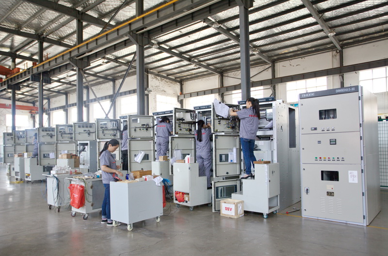 劉總重點介紹了得潤電氣近年來積極響應國家政策導向，公司不斷創(chuàng)新、不斷發(fā)展、加大產(chǎn)品升級、成為ABB、施耐德、西門子等世界電氣巨頭戰(zhàn)略合作伙伴。公司是安徽省高新技術企業(yè)、安徽省&ldquo;專精特新&rdquo;中小企業(yè)、合肥市技術創(chuàng)新中心、合肥市知識產(chǎn)權示范單位，通過了國家ISO9001質量管理體系、ISO14001環(huán)境管理體系、OHSAS18001職業(yè)健康安全管理體系認證。公司擁有幾十項經(jīng)權威體系認證機構頒發(fā)的國家強制性低壓成套電氣&ldquo;3C&rdquo;認證、中高壓型式試驗報告。公司產(chǎn)品出口智利、沙特、埃塞俄比亞、伊拉克、伊朗、卡塔爾、越南、巴基斯坦等二十多個國家，并且得到客戶的一致贊賞。