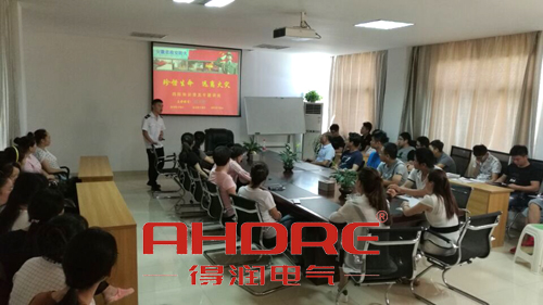 安徽得潤電氣 專注開關(guān)柜 電容柜 電話:400-0551-777 qq:3176885416 安徽得潤電氣 專注開關(guān)柜 電容柜 電話:400-0551-777 qq:3176885416