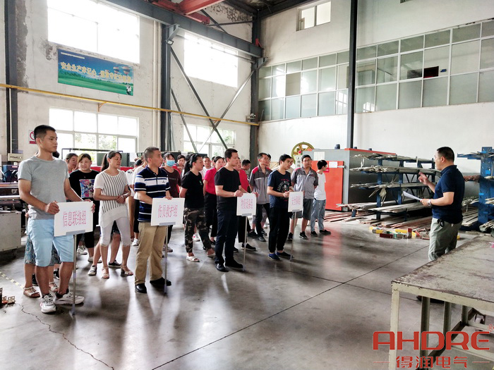 進(jìn)行現(xiàn)場(chǎng)救援操作講解.jpg 進(jìn)行現(xiàn)場(chǎng)救援操作講解.jpg