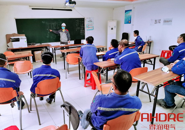 現(xiàn)場進(jìn)行的培訓(xùn)指導(dǎo).jpg 現(xiàn)場進(jìn)行的培訓(xùn)指導(dǎo).jpg