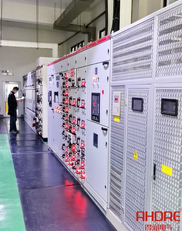 低壓開關柜運維工作現(xiàn)場.jpg 低壓開關柜運維工作現(xiàn)場.jpg