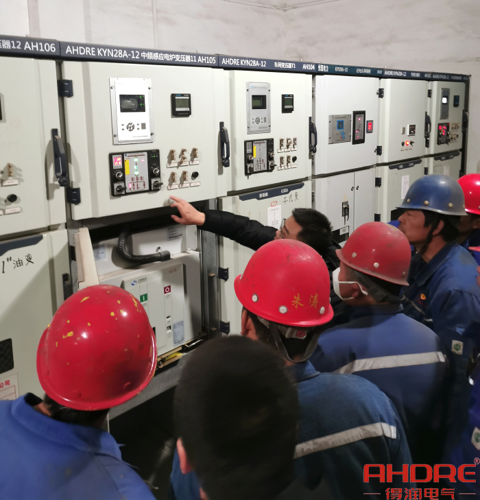 進(jìn)行現(xiàn)場(chǎng)實(shí)操培訓(xùn).jpg 進(jìn)行現(xiàn)場(chǎng)實(shí)操培訓(xùn).jpg