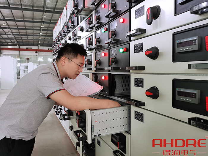 進(jìn)行低壓柜的調(diào)試檢測(cè)工作.jpg 進(jìn)行低壓柜的調(diào)試檢測(cè)工作.jpg