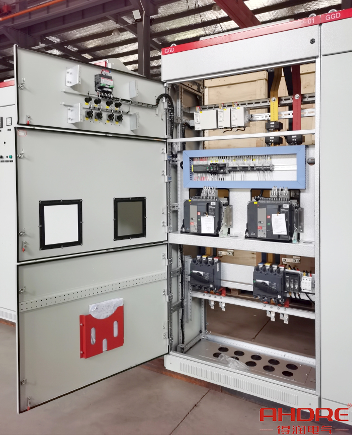 項目低壓柜實物圖.jpg 項目低壓柜實物圖.jpg