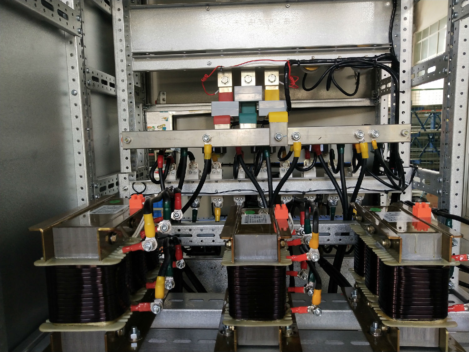 電容柜柜內(nèi)圖.jpg 電容柜柜內(nèi)圖.jpg