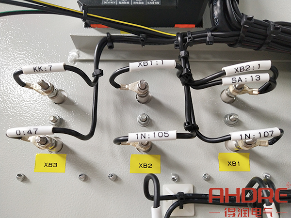 用壓線鼻進(jìn)行指示燈的接線.jpg 用壓線鼻進(jìn)行指示燈的接線.jpg