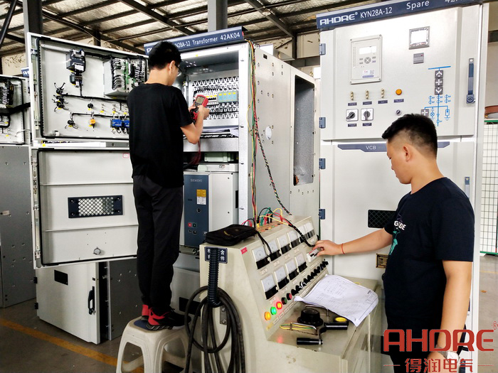 進(jìn)行儀表室的線路檢測(cè).jpg 進(jìn)行儀表室的線路檢測(cè).jpg