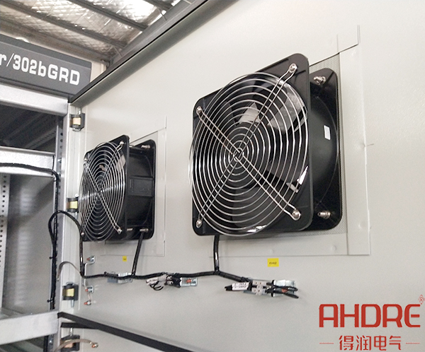 無功補(bǔ)償裝置背面的風(fēng)扇裝置.jpg 無功補(bǔ)償裝置背面的風(fēng)扇裝置.jpg